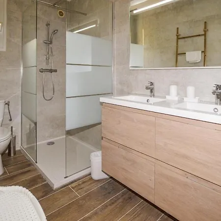 Awesome In With Wifi And 1 Bedrooms Apartment *